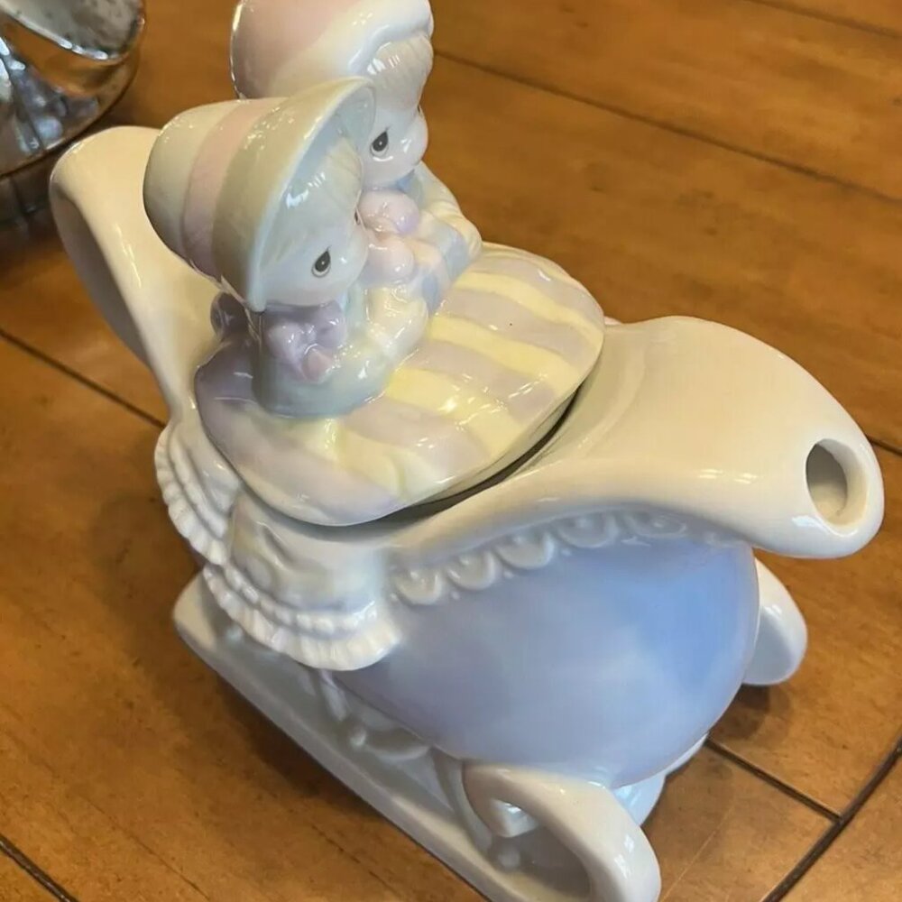ENESCO 1994 Precious Moments SUGAR TOWN Sleigh Sled Teapot 7.5 Inches Couple - Picture 2 of 6